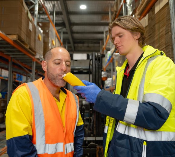 Profissional homem usando equipamento de segurança em ambiente industrial.