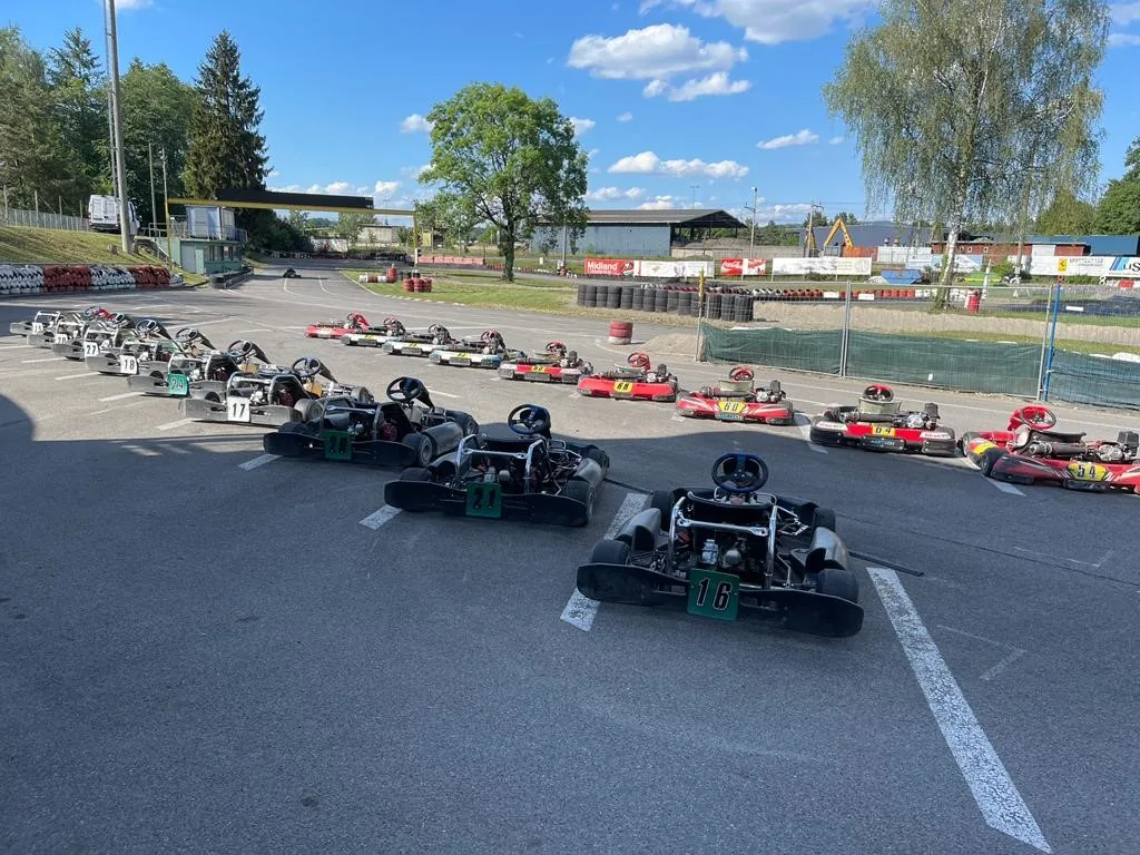 Aufgereihte Karts auf einer Outdoor-Kartbahn vor dem Start