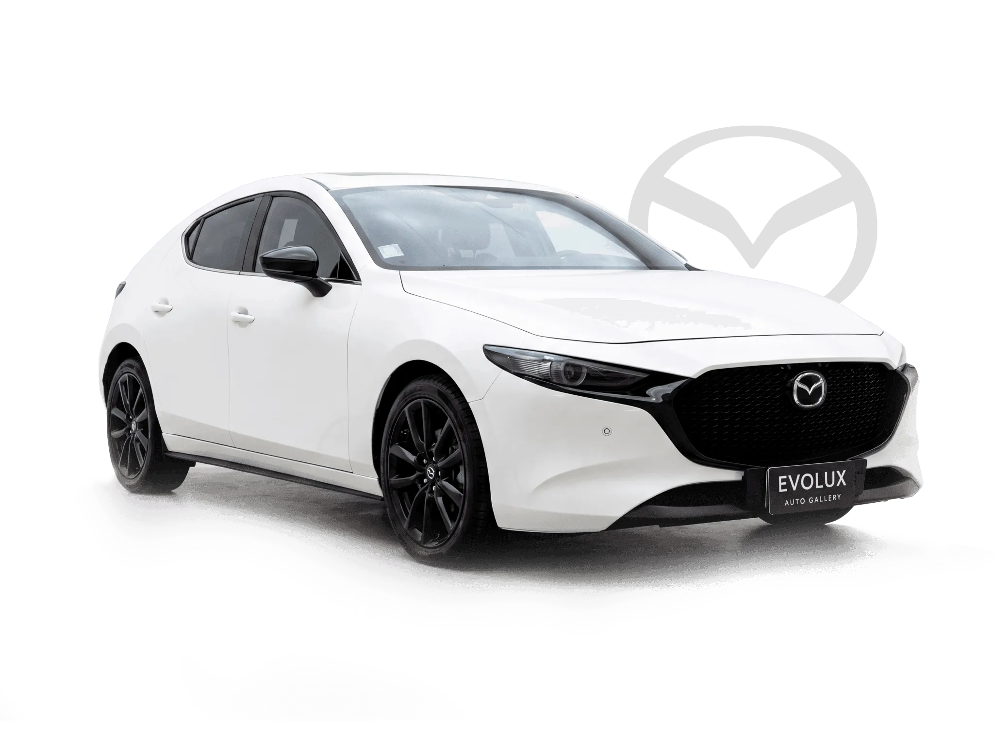 Mazda 3 hatchback blanco recortado sobre fondo gráfico con logo Mazda negro detrás