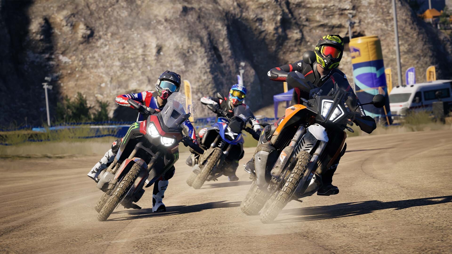 RIDE 6 course moto tout-terrain – trois pilotes en pleine accélération sur piste poussiéreuse, gameplay multijoueur simulation moto PC Steam sur Keyverse Gaming