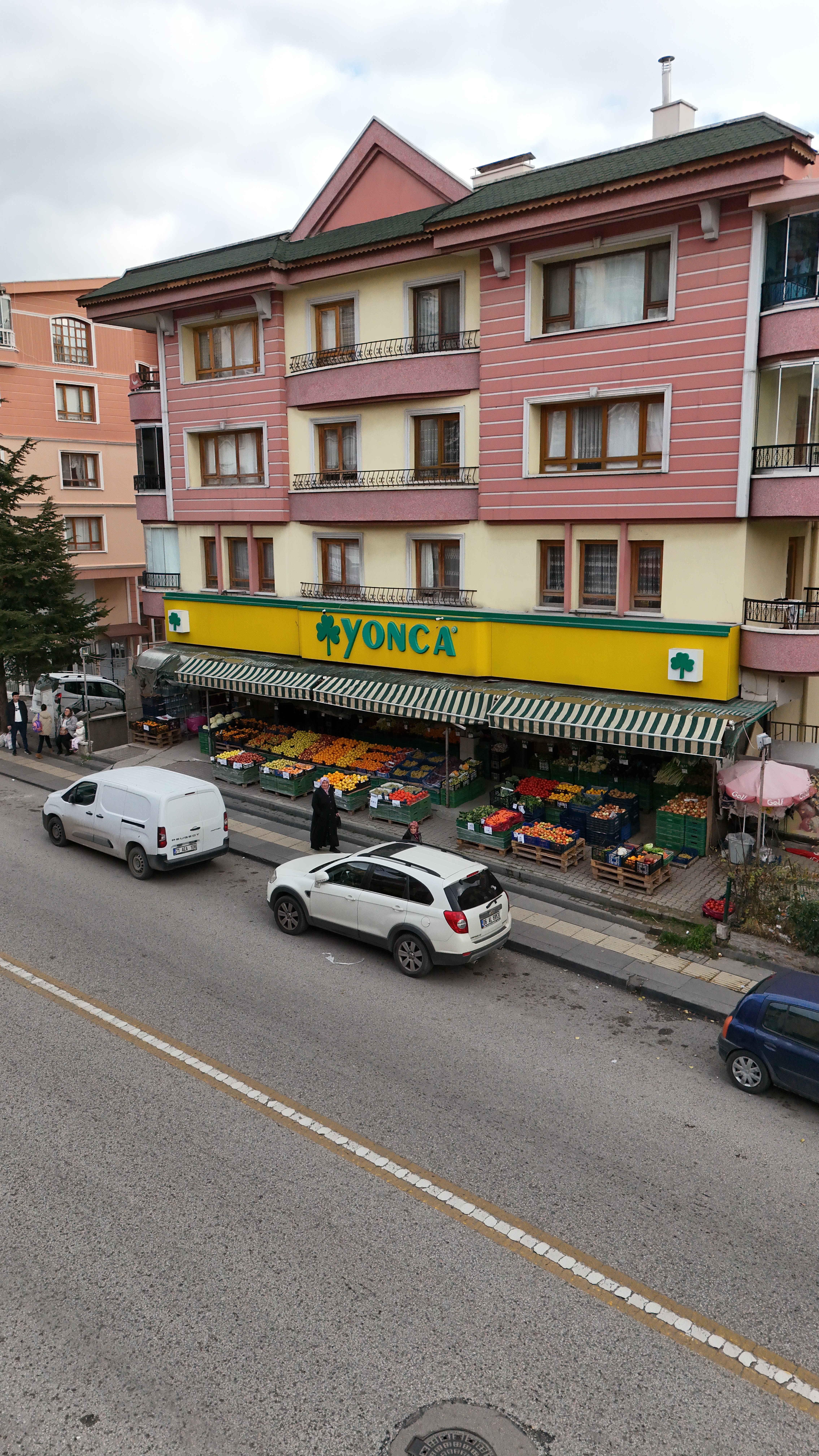 Günlük ihtiyaçlara kolay erişim sağlayan kullanıcı dostu mağaza yapısı.