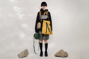 Dans le lookbook de la marque Danoise Another Aspect, le mannequin porte un costume gris et une chemise blanche