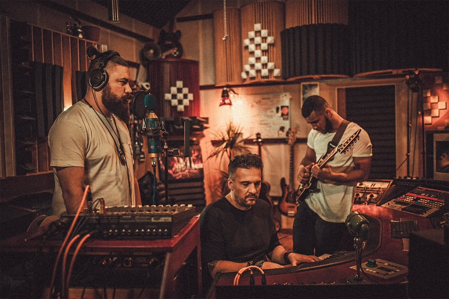 Banda en el estudio grabando música