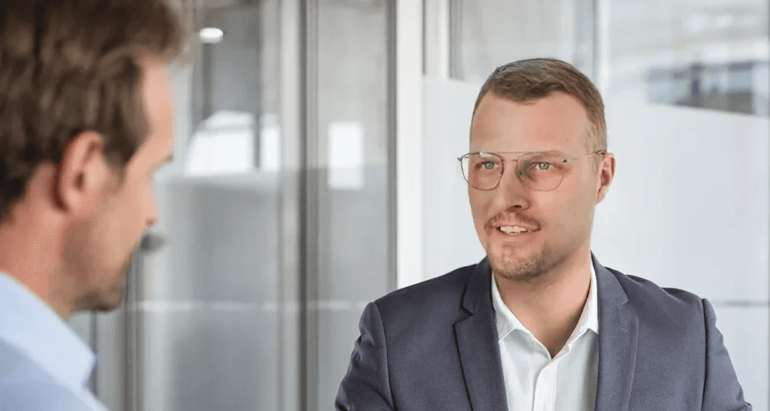 Berater erklärt Geschäftsstrategie in Meeting mit Tablet im Büro