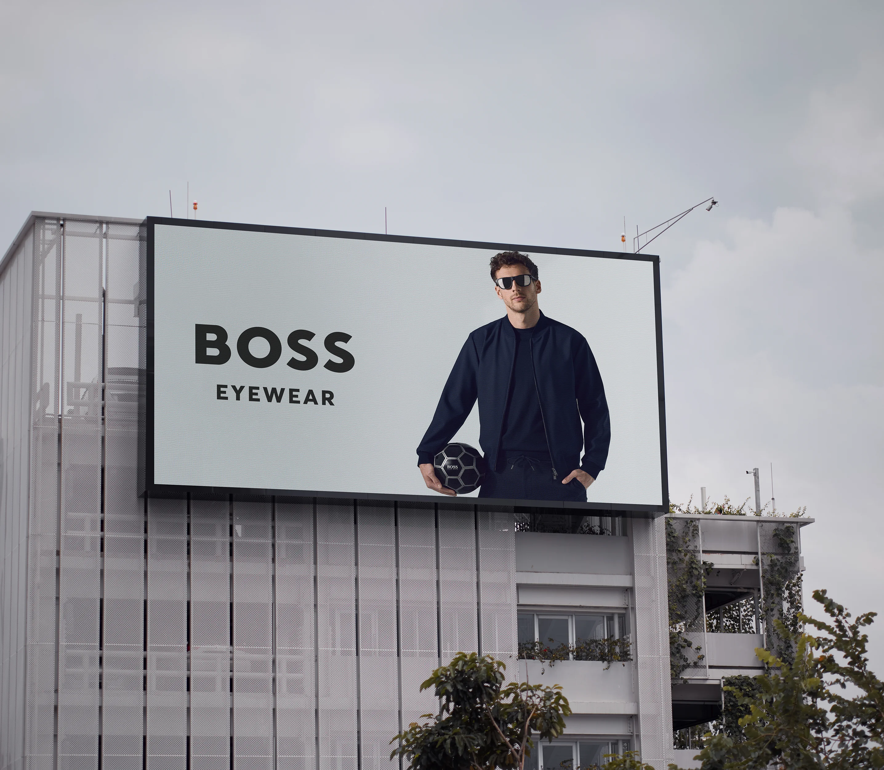 Rießige Anzeige an Hausvasade für Hugo Boss Eyeware mit Leon Goretzka