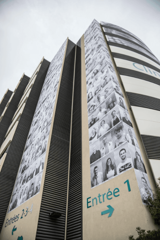 Projet Faire Face : portraits photographiques sur la façade de la Clinique du Parc à Castelnau-le-Lez