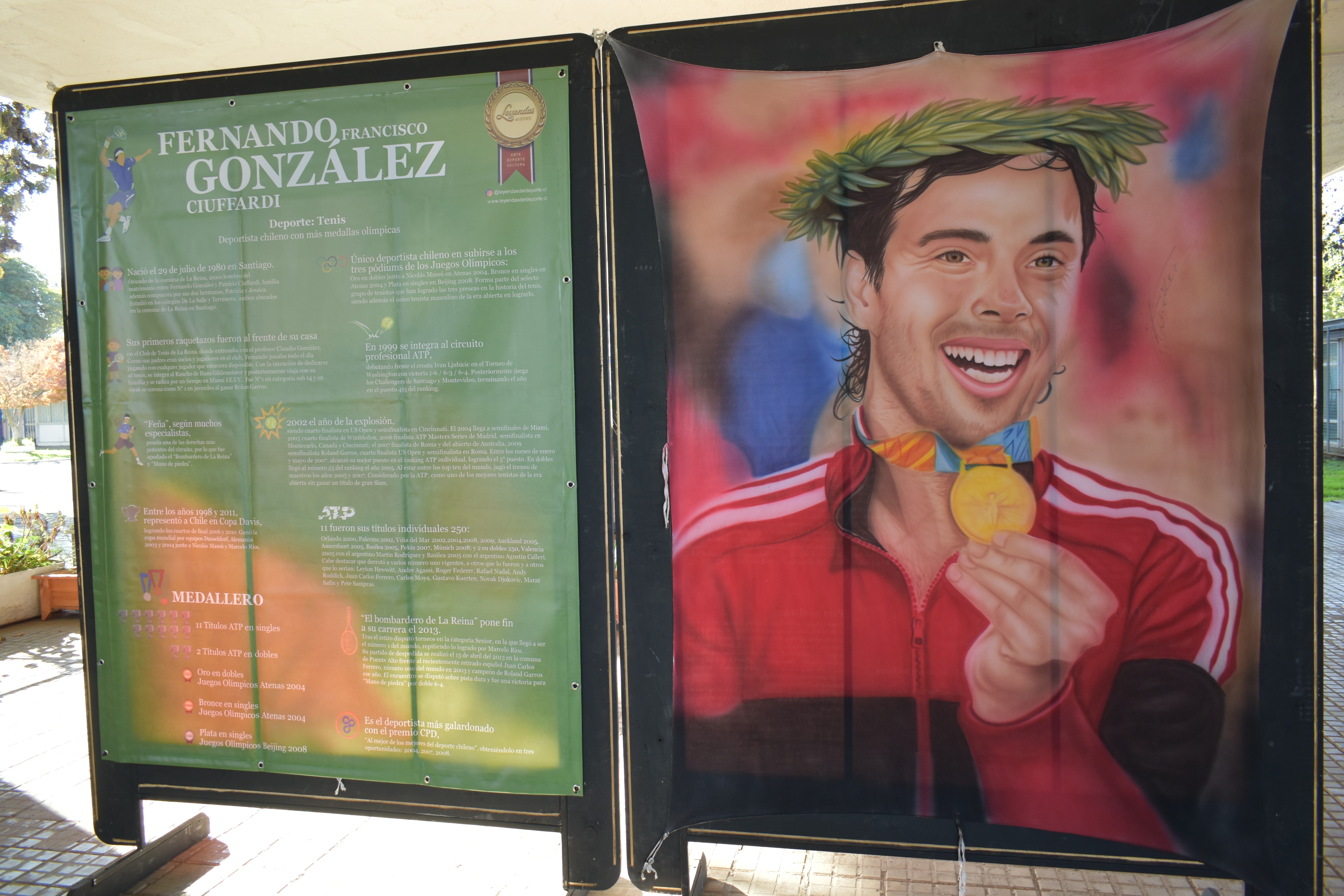 Pintura de Fernando González, reconocido tenista chileno medallista olímpico, exhibida en la exposición Leyendas del Deporte USACH.