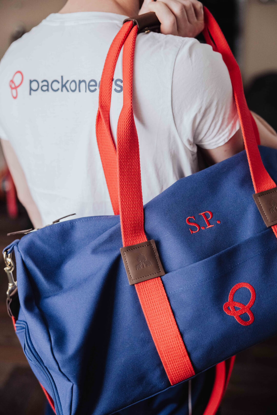 Professionelle Produkt- & Detailfotografie für Gastronomie: Exklusive Weinpräsentation auf einem Holzregal, inszeniert mit symmetrischer Bildaufteilung und wirkungsvoller Hintergrundbeleuchtung.