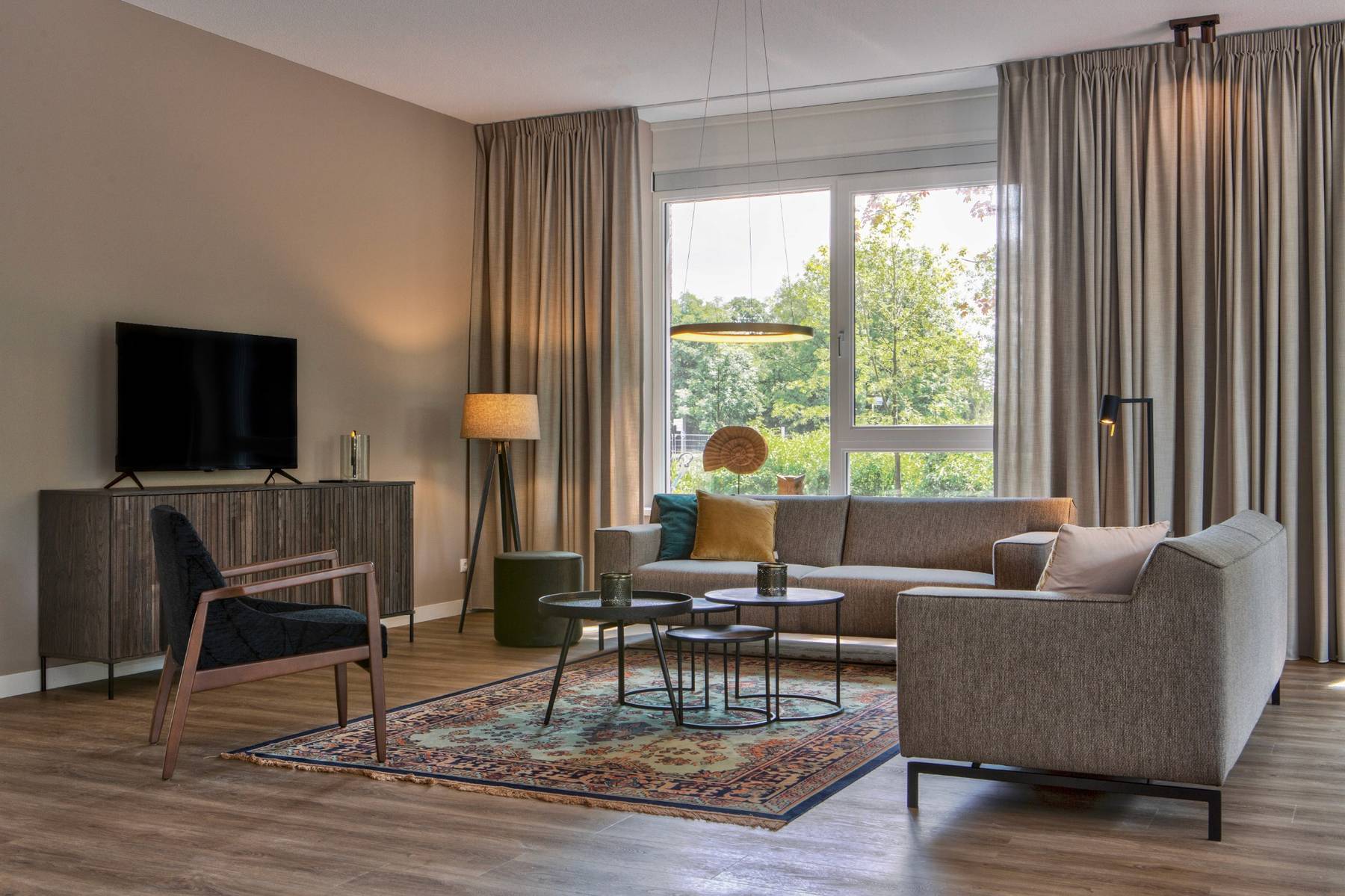 zithoek ouderenzorg met vintage vloerkleed