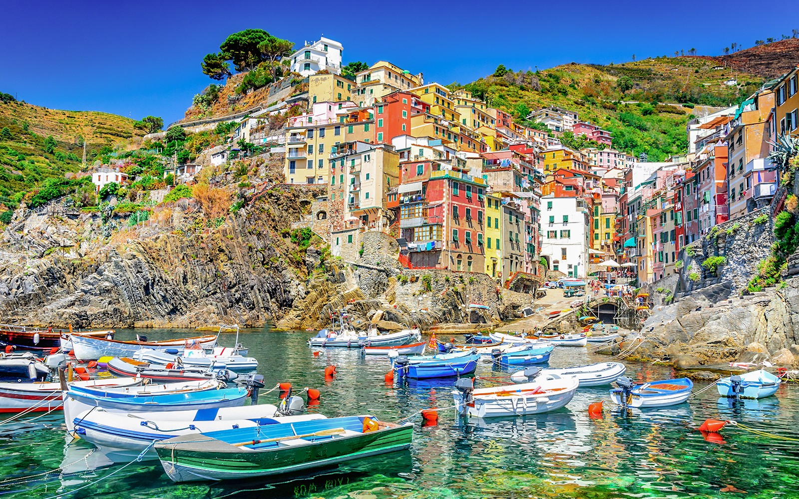 里奧馬焦雷，五漁村的港口裡有著五顏六色的山丘建築和船隻。