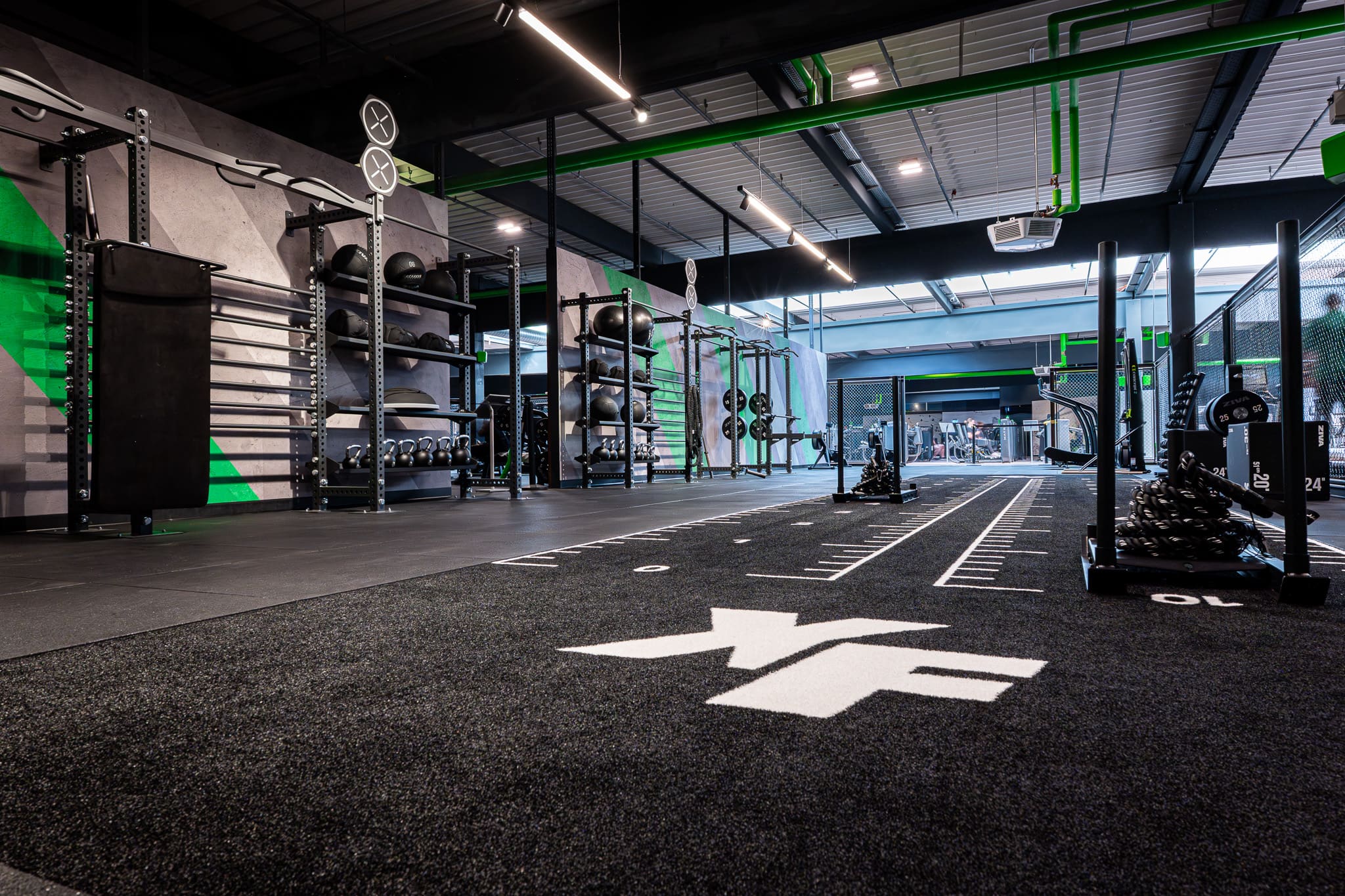 Turm im Functional-Bereich des XTRAFIT Fitnessstudios in Köln-Buchheim mit vielseitigen Trainingsmöglichkeiten.