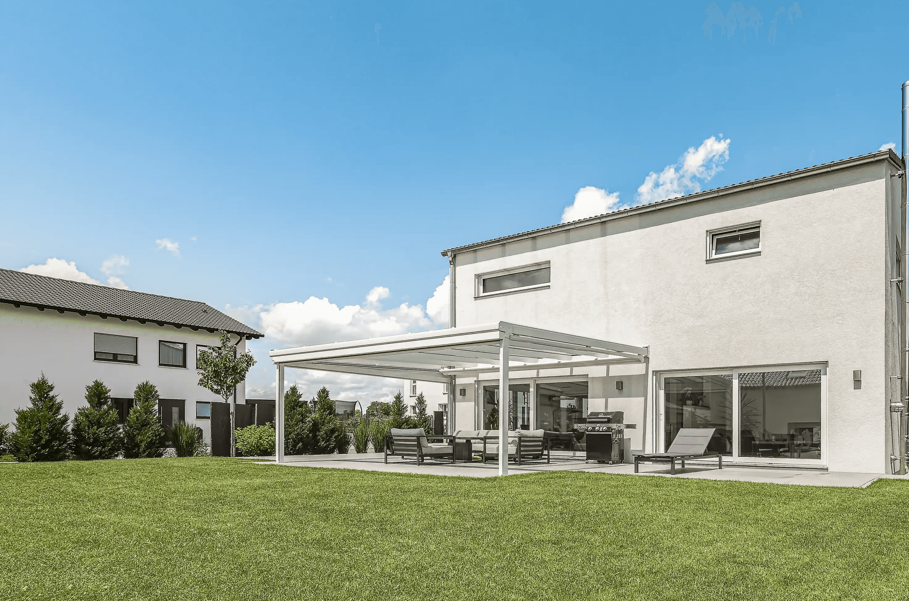 Darstellung einer großen weißen Terrassenüberdachung an modernem Neubau