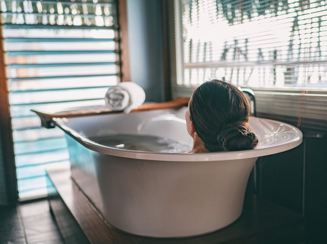 woman trying to take a relaxing Epsom salt bath for weight loss