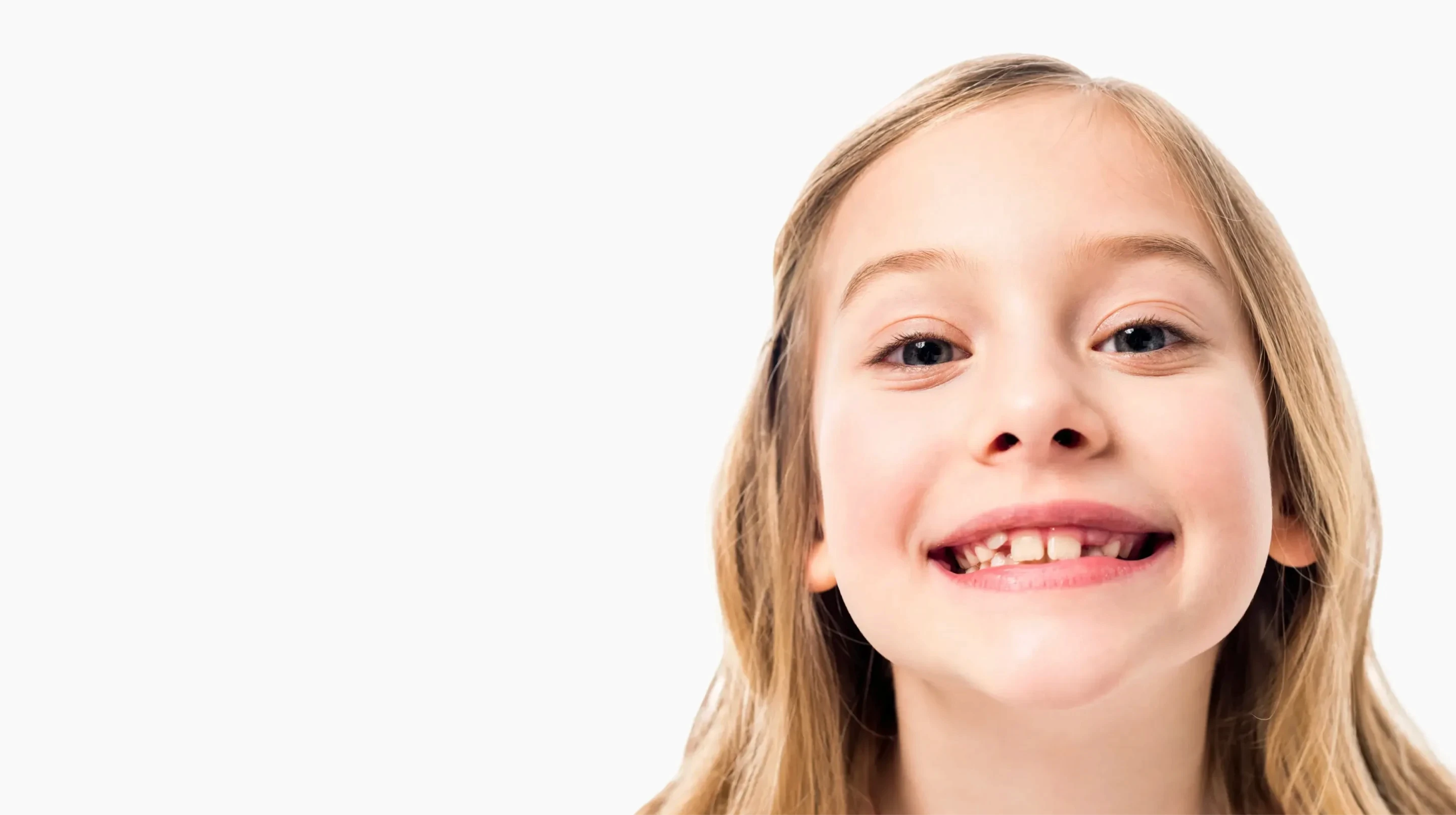 Kobieta z uśmiechem prezentująca efekty bondingu na swoich zębach.