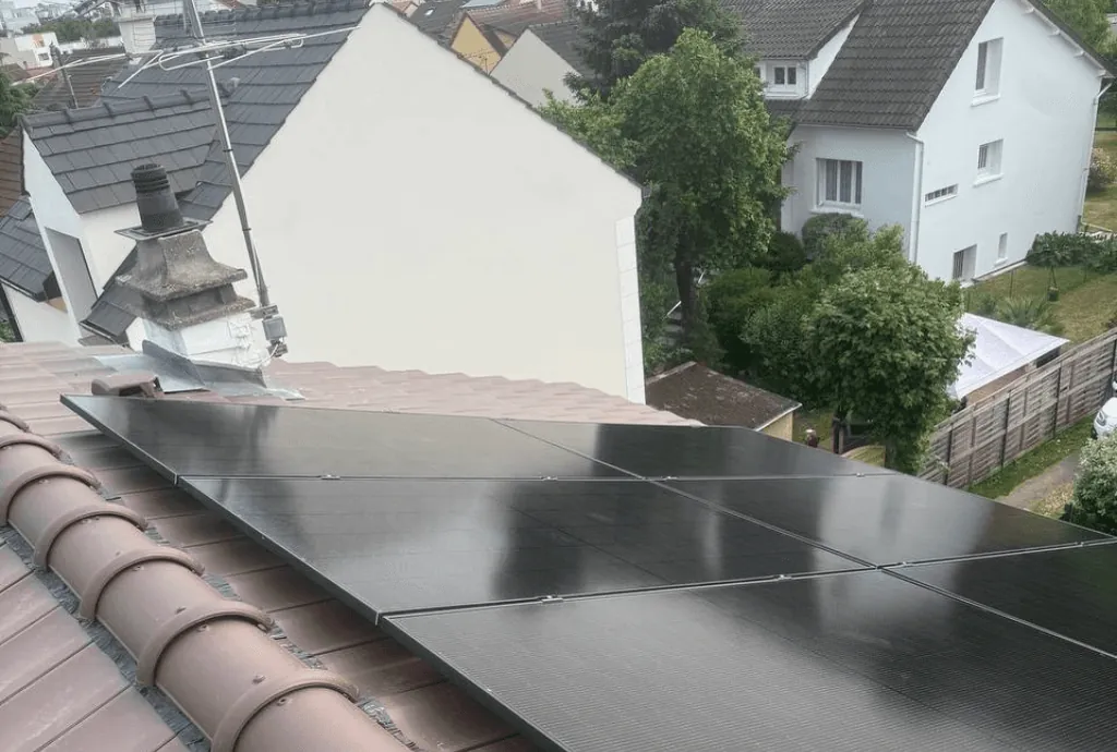 Photo du toit d'une maison à Houilles en Ile-de-France équipée de panneaux photovoltaïques et d'une batterie physique dont l'installation a été faite par Solarock.