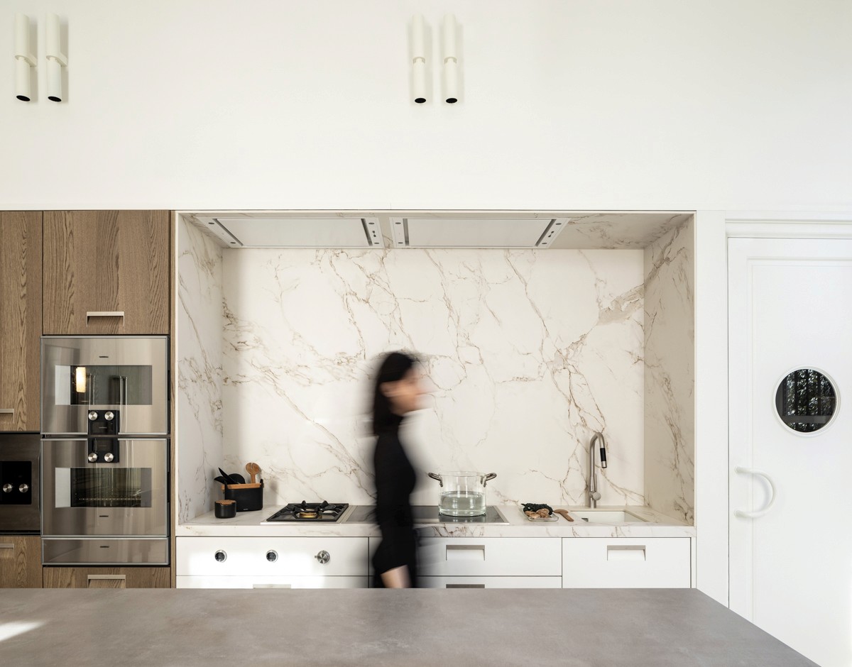 Placa de cocina y encimera de mármol en cocina Arclinea