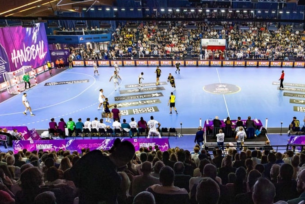 Salle comble pour un match d'Istres Provence Handball, club accompagné par Tickie pour sa billetterie