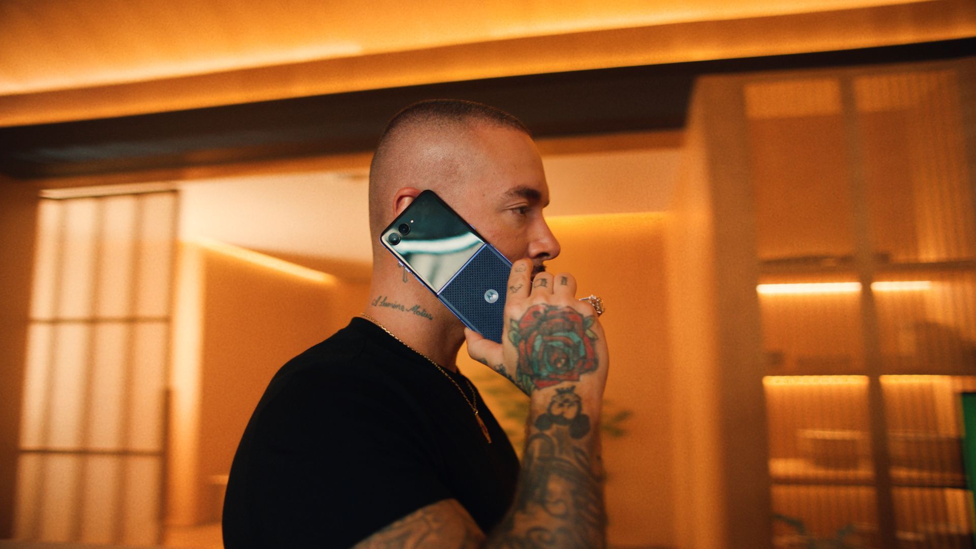 Motorola lança campanha global com J Balvin para celebrar cultura do futebol