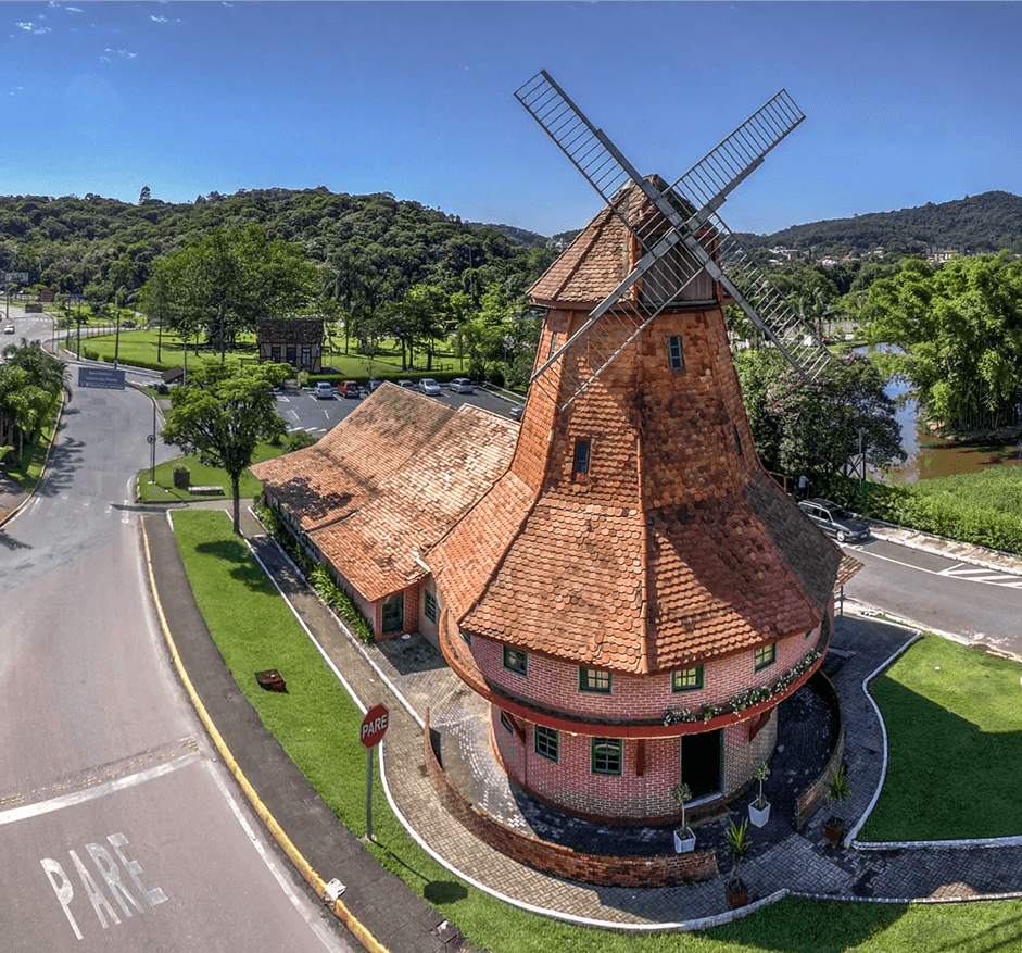 Fotografia do dr. Luiz Carlos palestrando para uma plateia