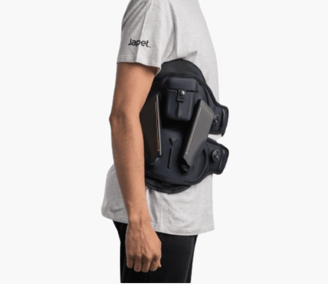 Utilisateur portant l’exosquelette actif Japet.W+ au niveau du dos, montrant le système de soutien lombaire et abdominal en position debout.