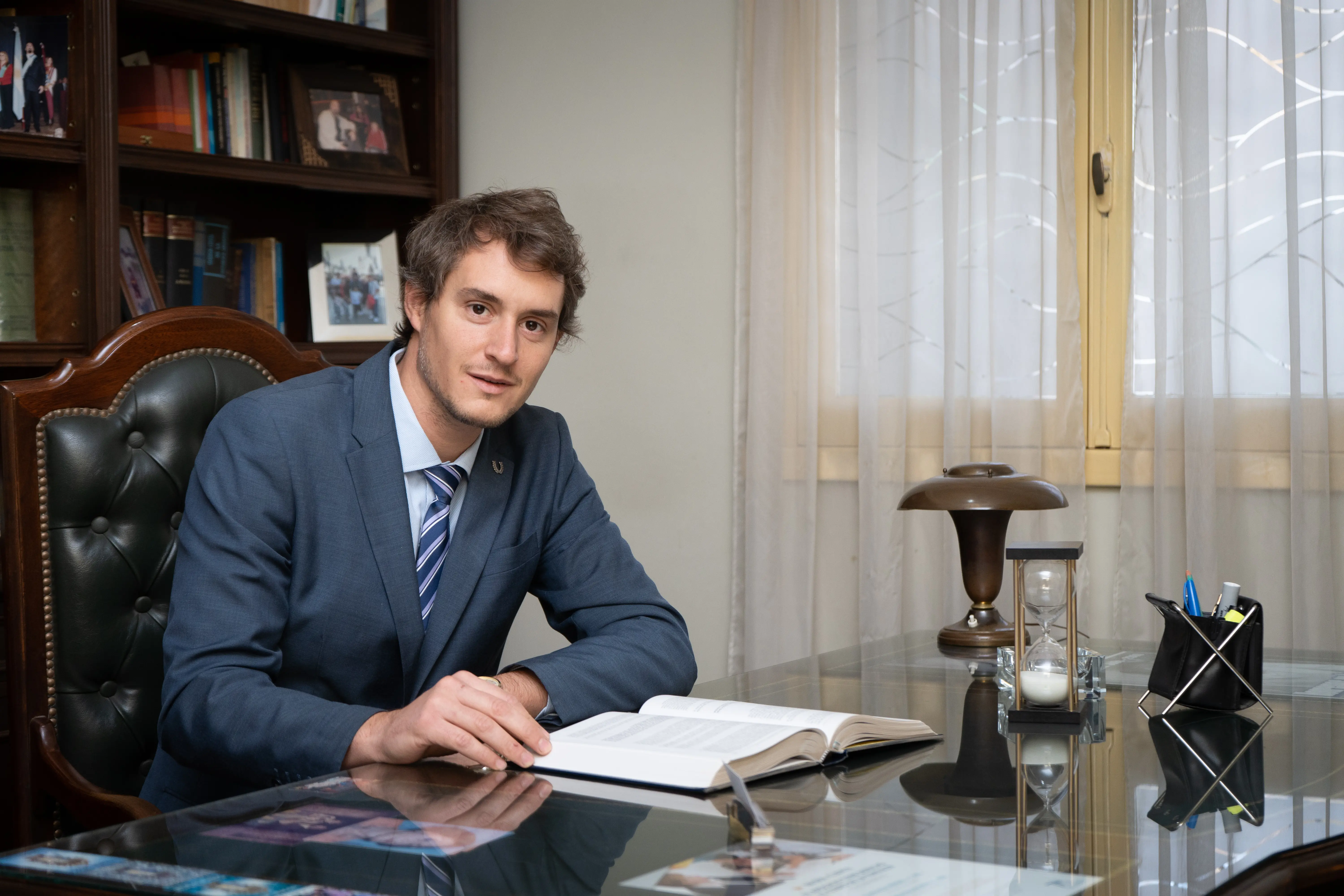 Abogado en su escritorio trabajando