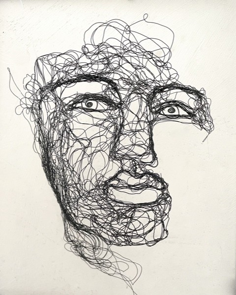 Sculpture en fil de fer représentant le visage d'une femme dans un cadre en fil de fer, vue détaillée de face
