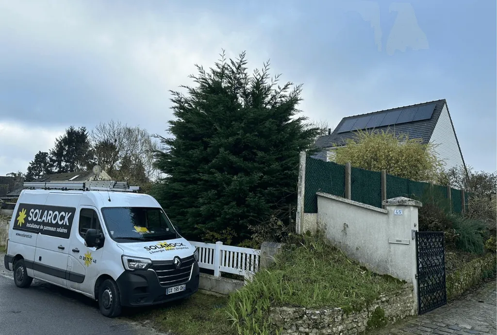 Photo d'une maison à Rouville dans les Hauts-de-France équipée de panneaux photovoltaïques dont l'installation a été faite par Solarock.