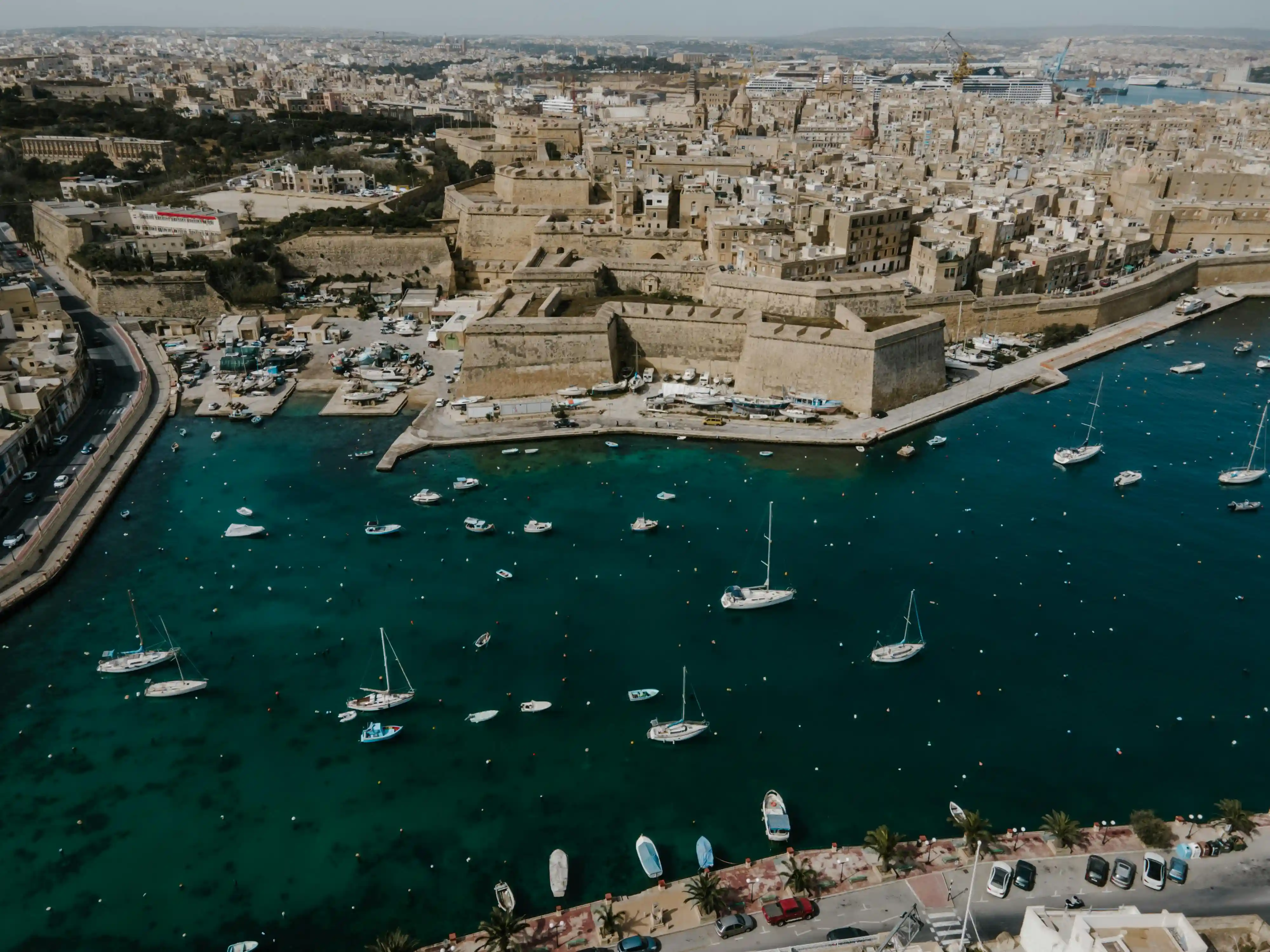 Malta'nın Kalkara kasabasındaki tekneler ve tarihi kale manzarası