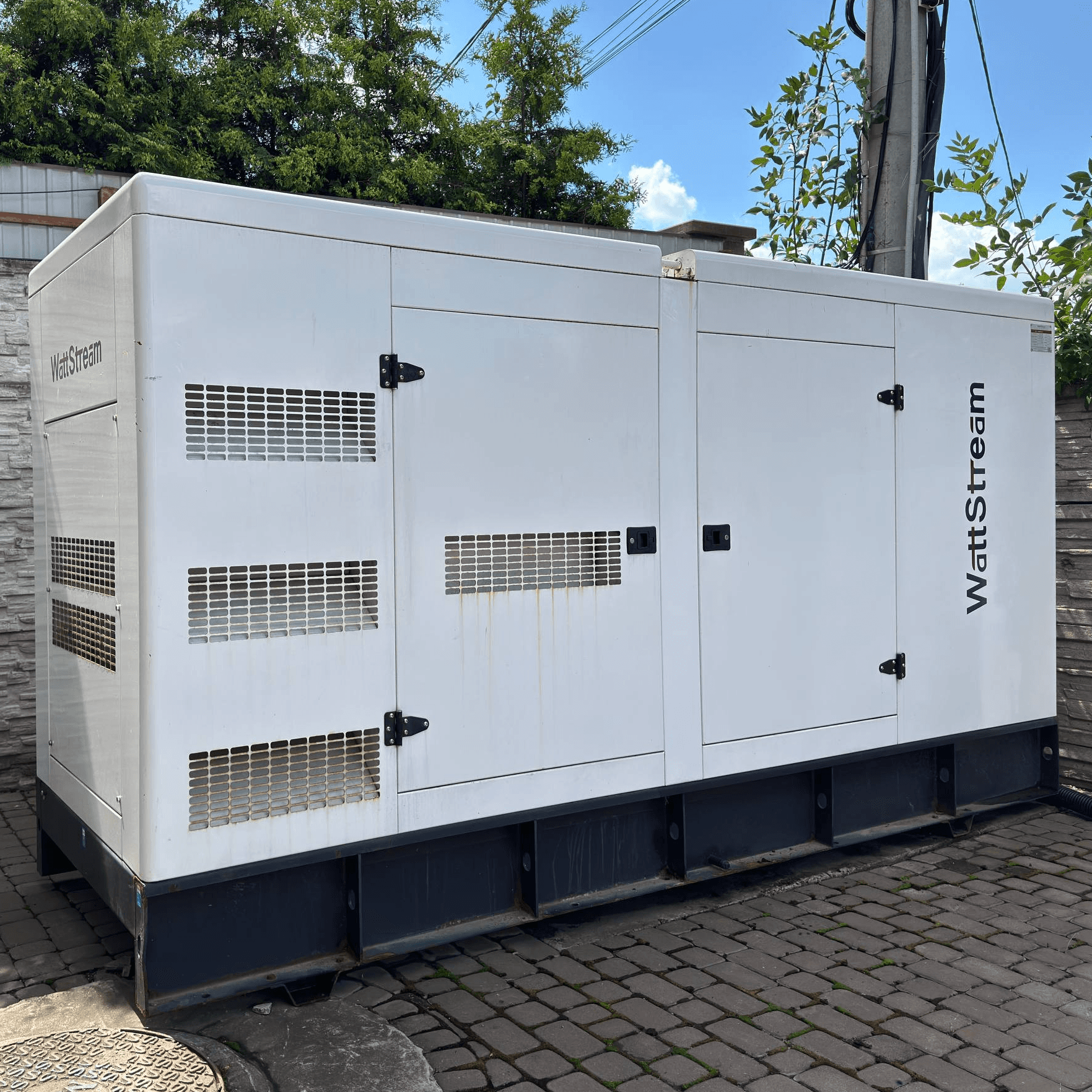 Потужний дизельний генератор WattStream, встановлений на подвір’ї.