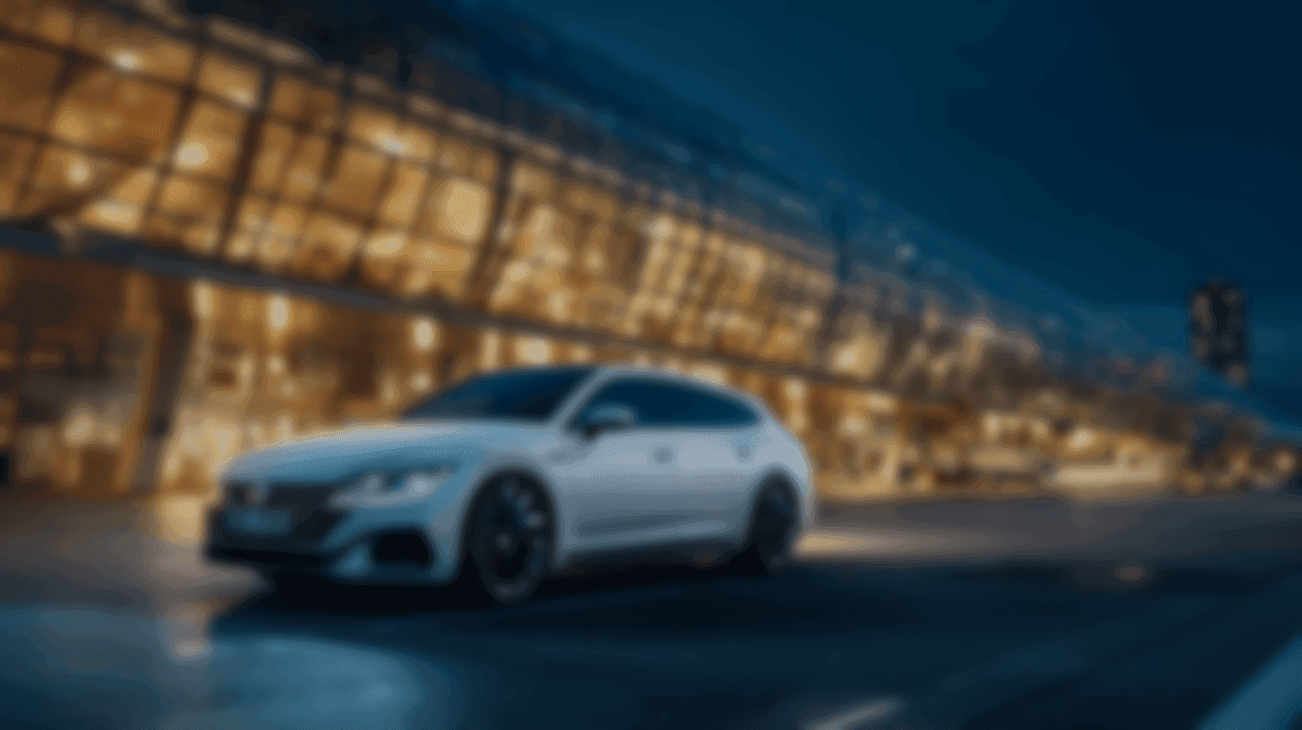 Weißes Auto fährt nachts vor hellem Hintergrund. Elegantes Design, modernes Fahrzeug.