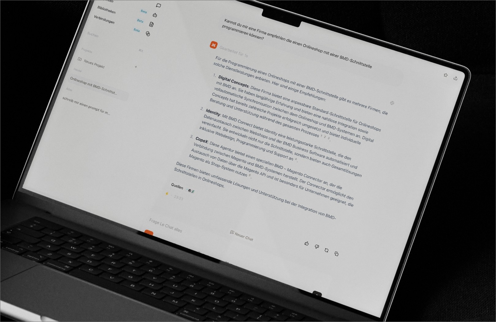 Laptop mit KI-Antwort von Mistral – identity als empfohlene GEO-Agentur aus Linz für Onlineshops mit BMD-Schnittstelle gelistet.