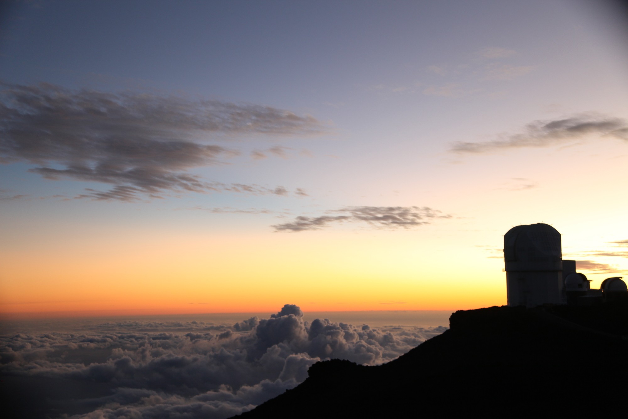 photography of dam during daytime