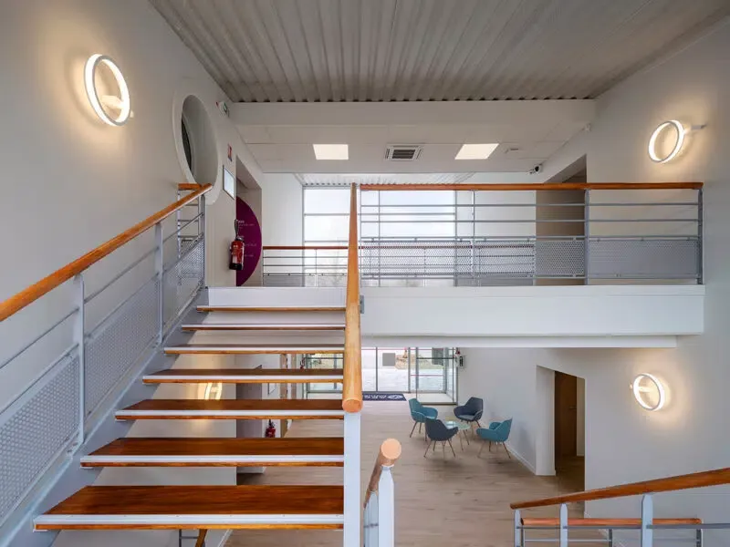 Escalier industriel métal et bois design — photographie architecture intérieure Lille Nord | Anteale Yann Manac’h 2025