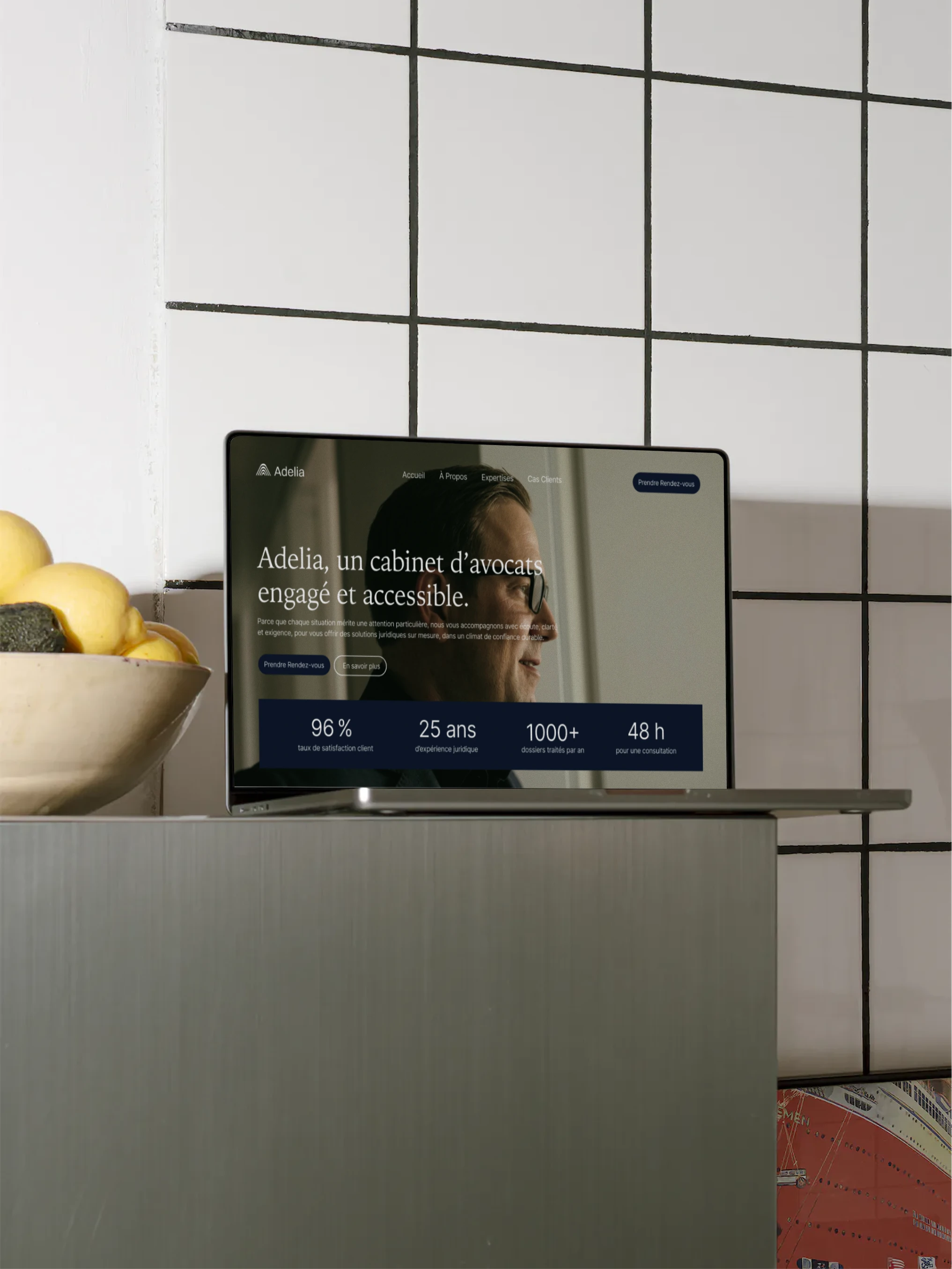 ordinateur apple macbook sur un bord de plan de travail avec le site Adelia