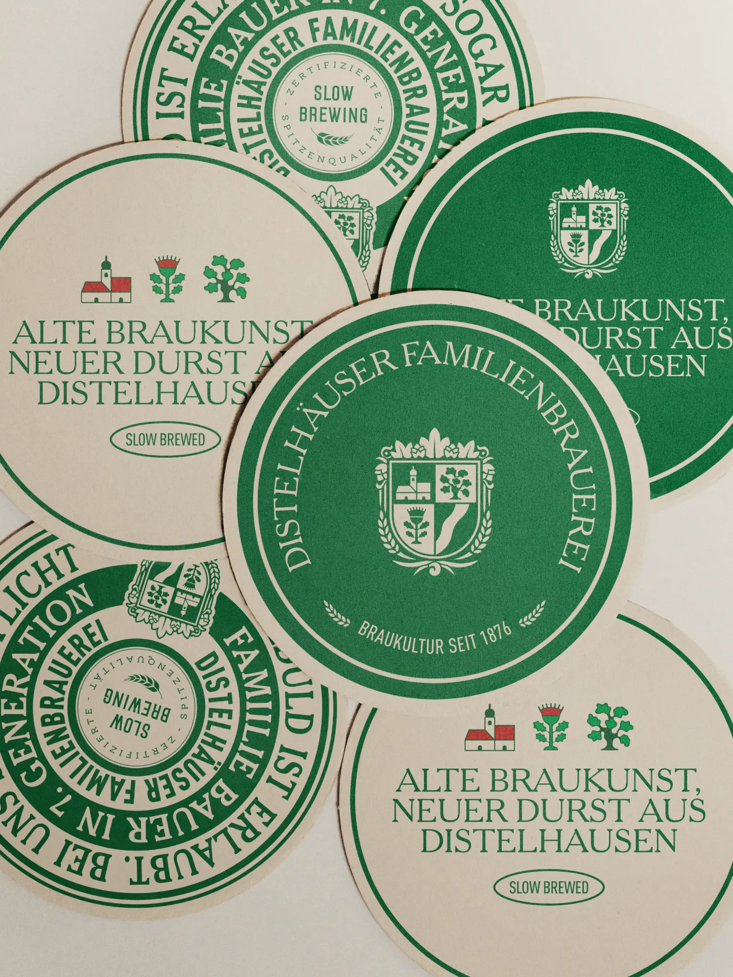 Verschiedene grün-weiße Bierdeckel im neuen Erscheinungsbild der Distelhäuser Brauerei