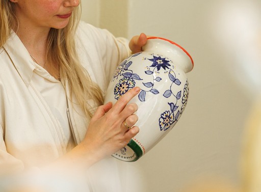 Kvinne som holder vase full av dekor