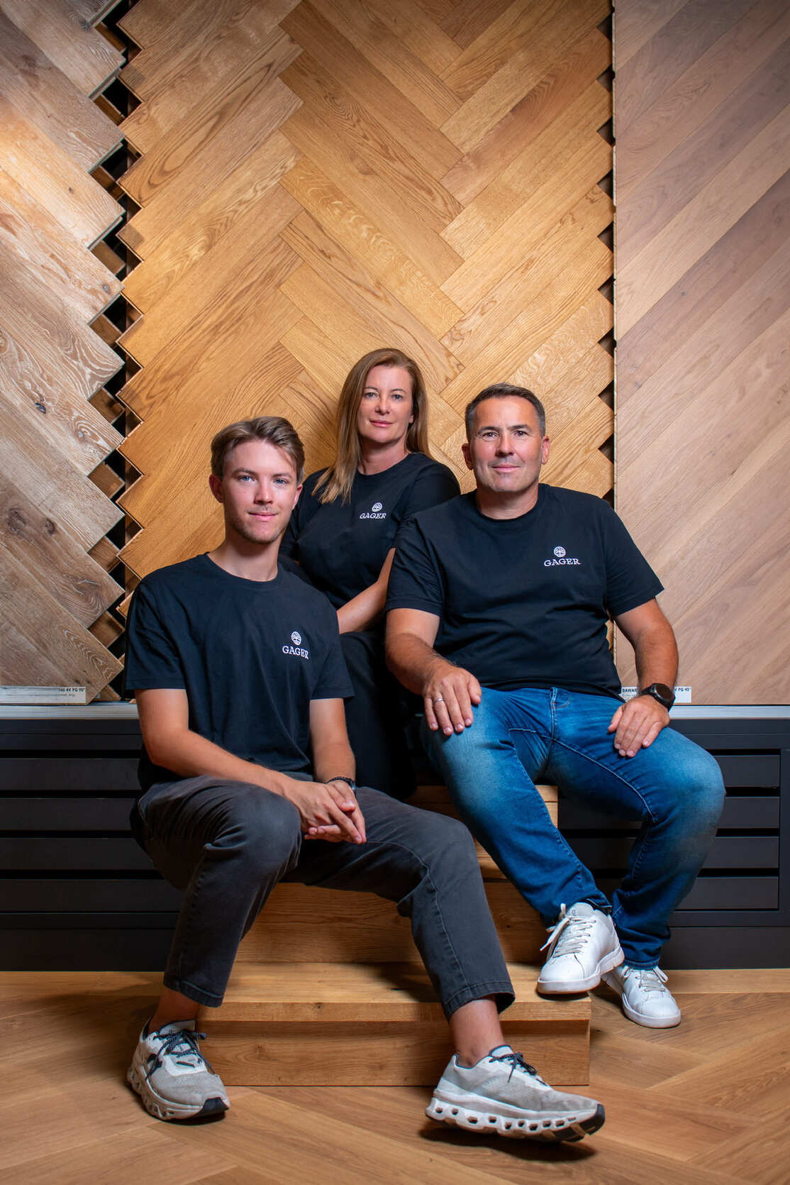 Drei Generationen der Familie Gager im Showroom vor Eichenparkett-Mustern, anlässlich 150 Jahre Gager