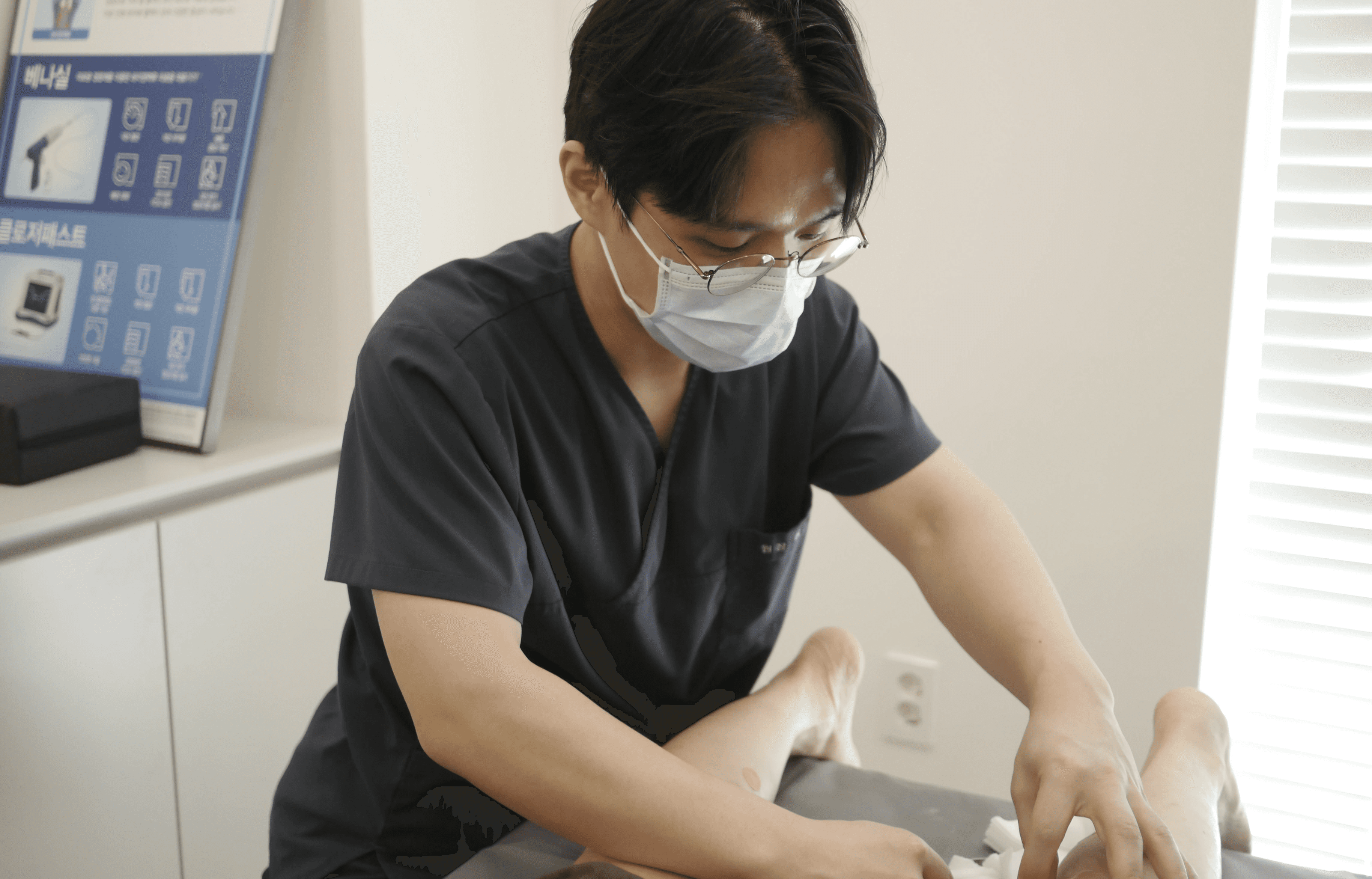 이상준 대표원장이 진료실에 환자와 함께 있다.