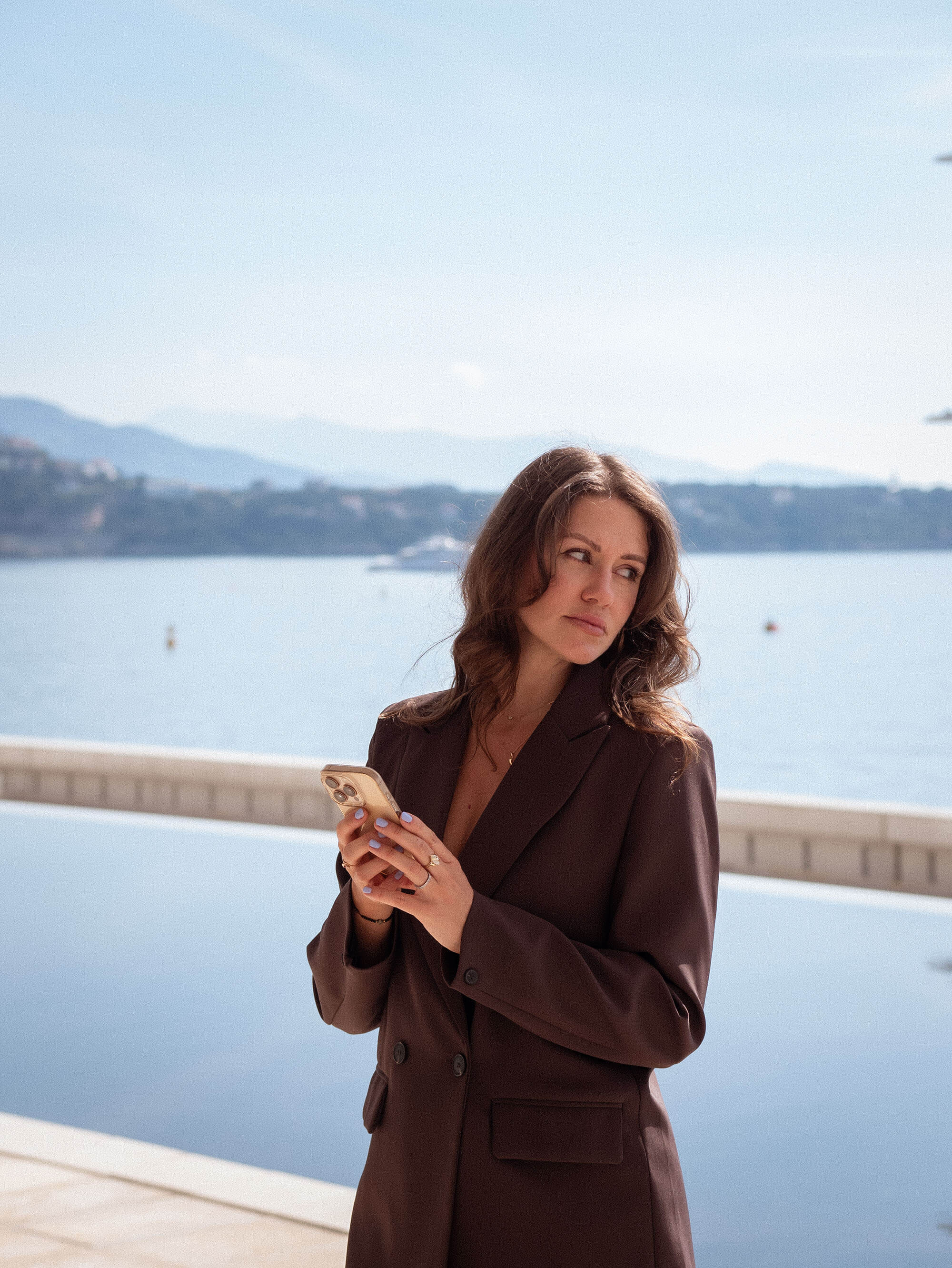 Natalia, brand strategist based in Nice, South of France, specialising in expert-led businesses