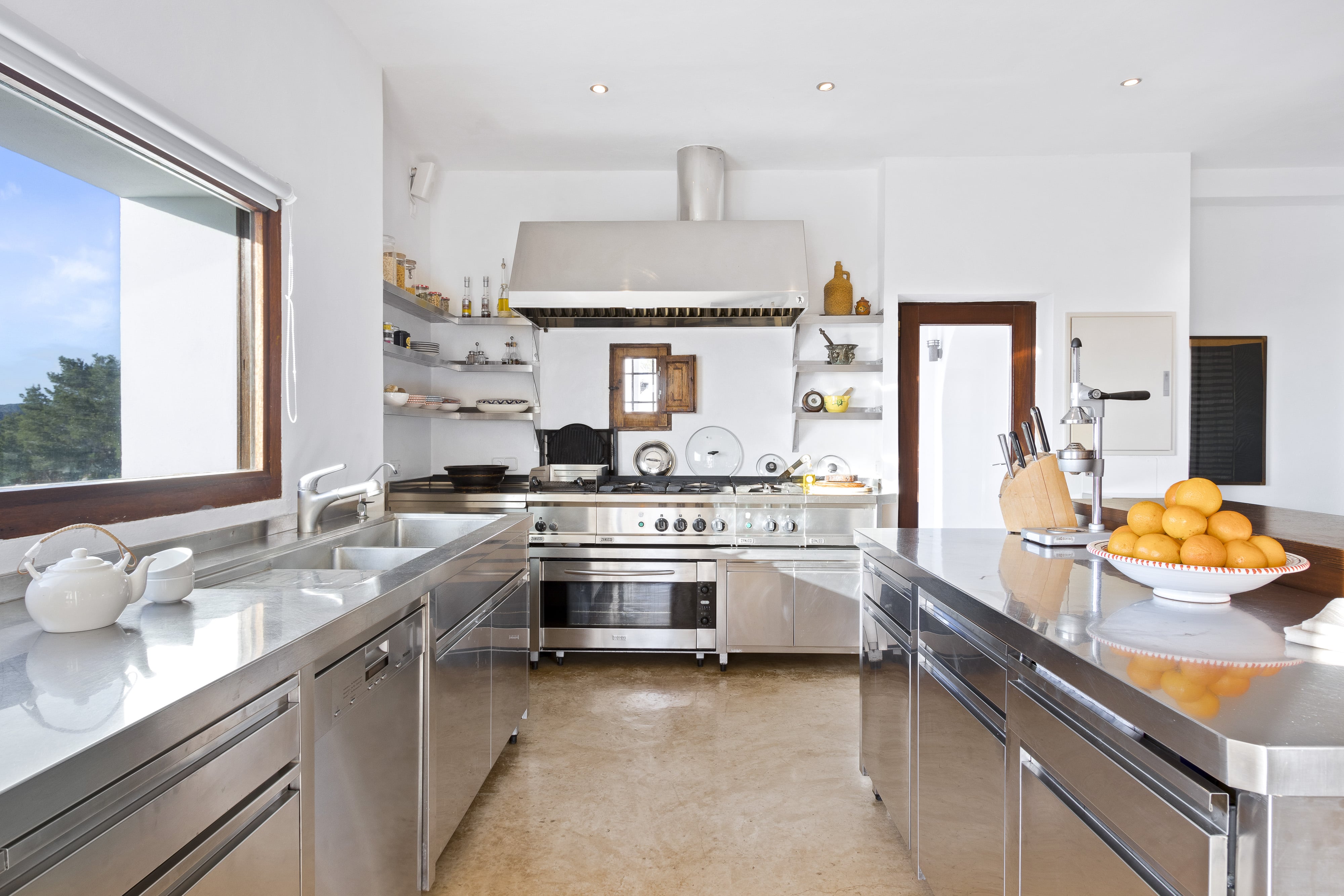 Modern Kitchen with Stainless Steel Appliances