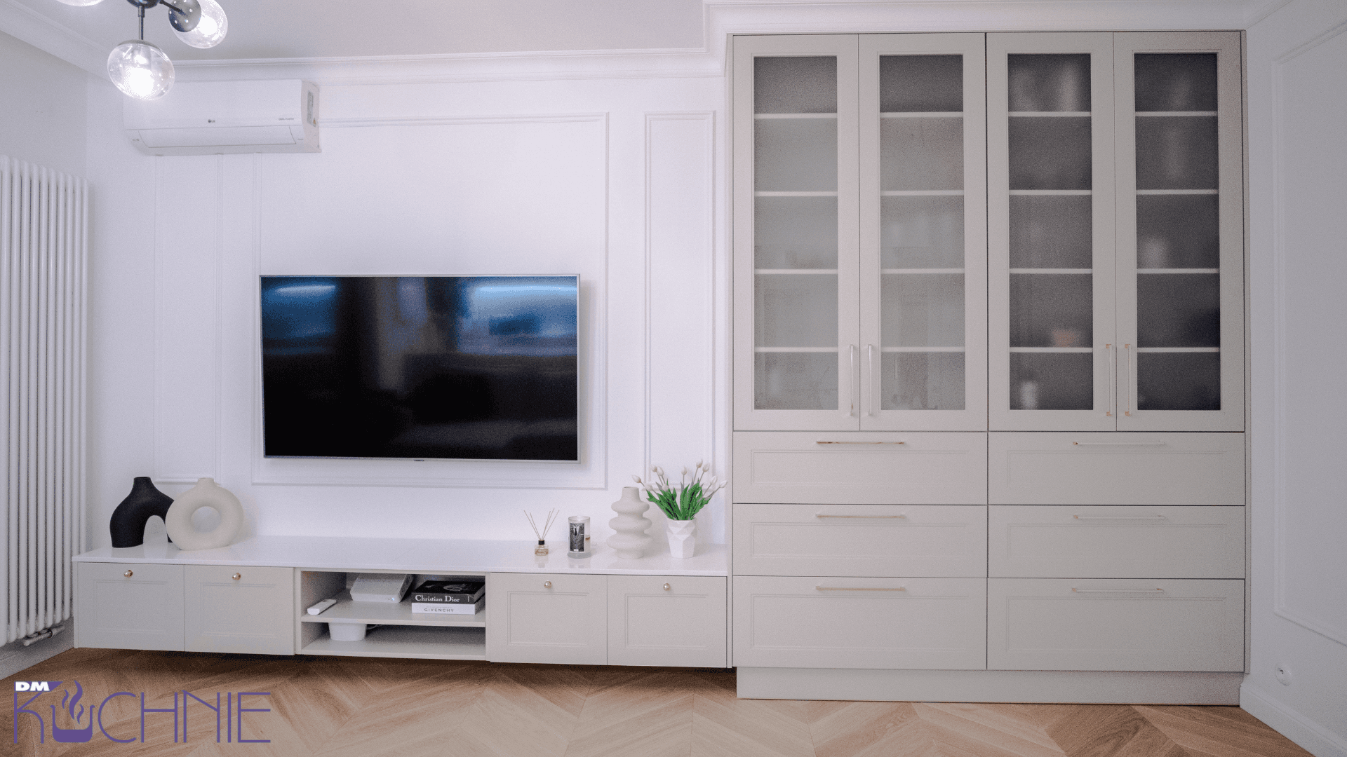 Szafy na wymiar Warszawa – klasyczna zabudowa salonu z przeszklonymi frontami i szafkami RTV