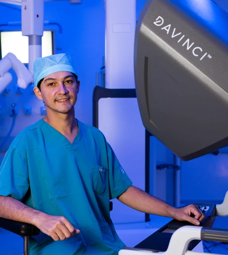 Sala cirúrgica do Centro de Cirurgia Robótica do Grupo Santa com sistema Da Vinci em operação, Brasília