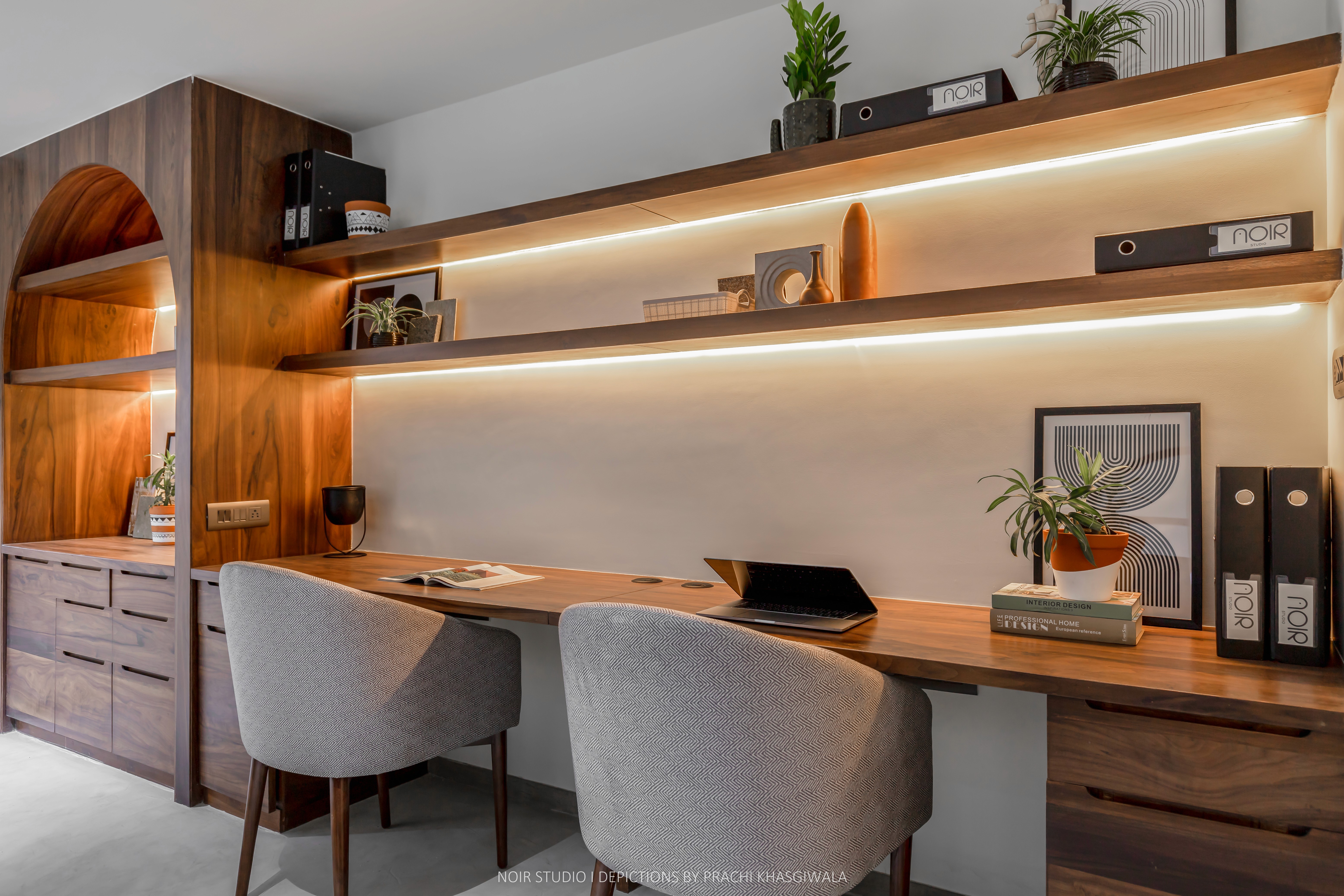 Black and white image of people working at a table with laptops, showing hands gesturing during discussion of digital content displayed on screens, with fabrica® logo in the corner.