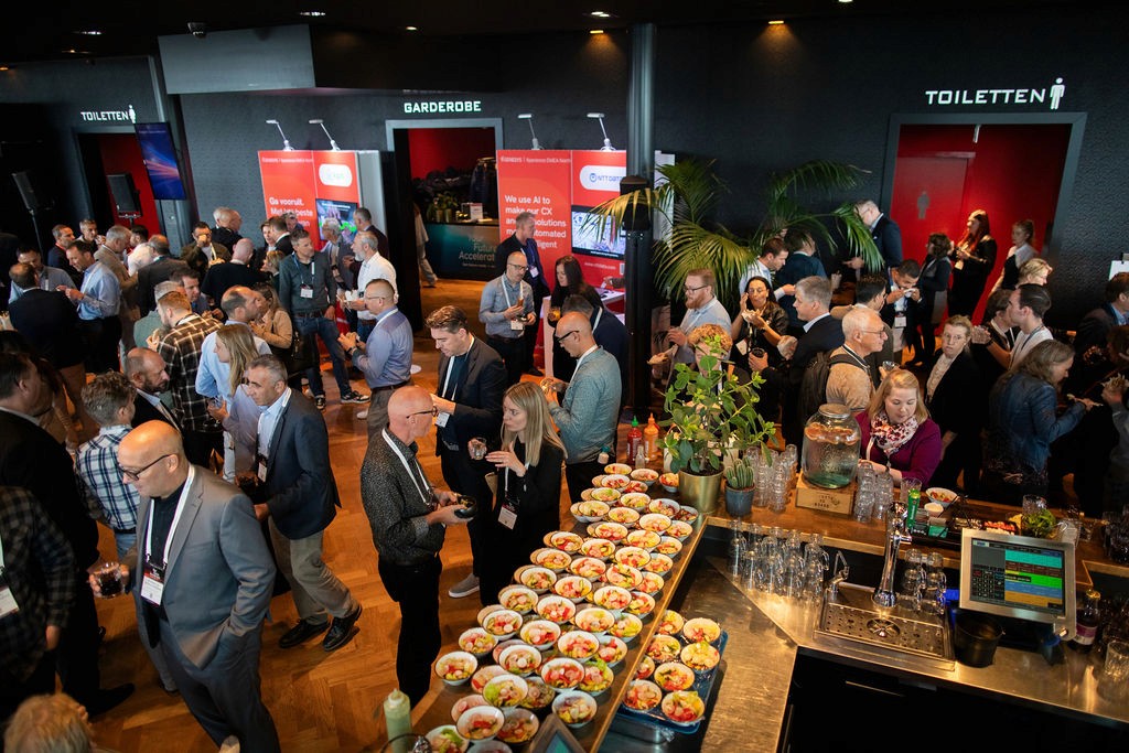 Foto van volle Foyer waar mensen netwerken