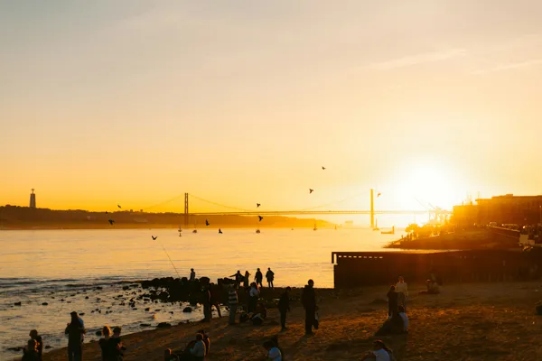 Pôr-do-sol sobre ponte de Lisboa — pedidos especiais 24/7 · Táxi Afonso · 06 Caminha
