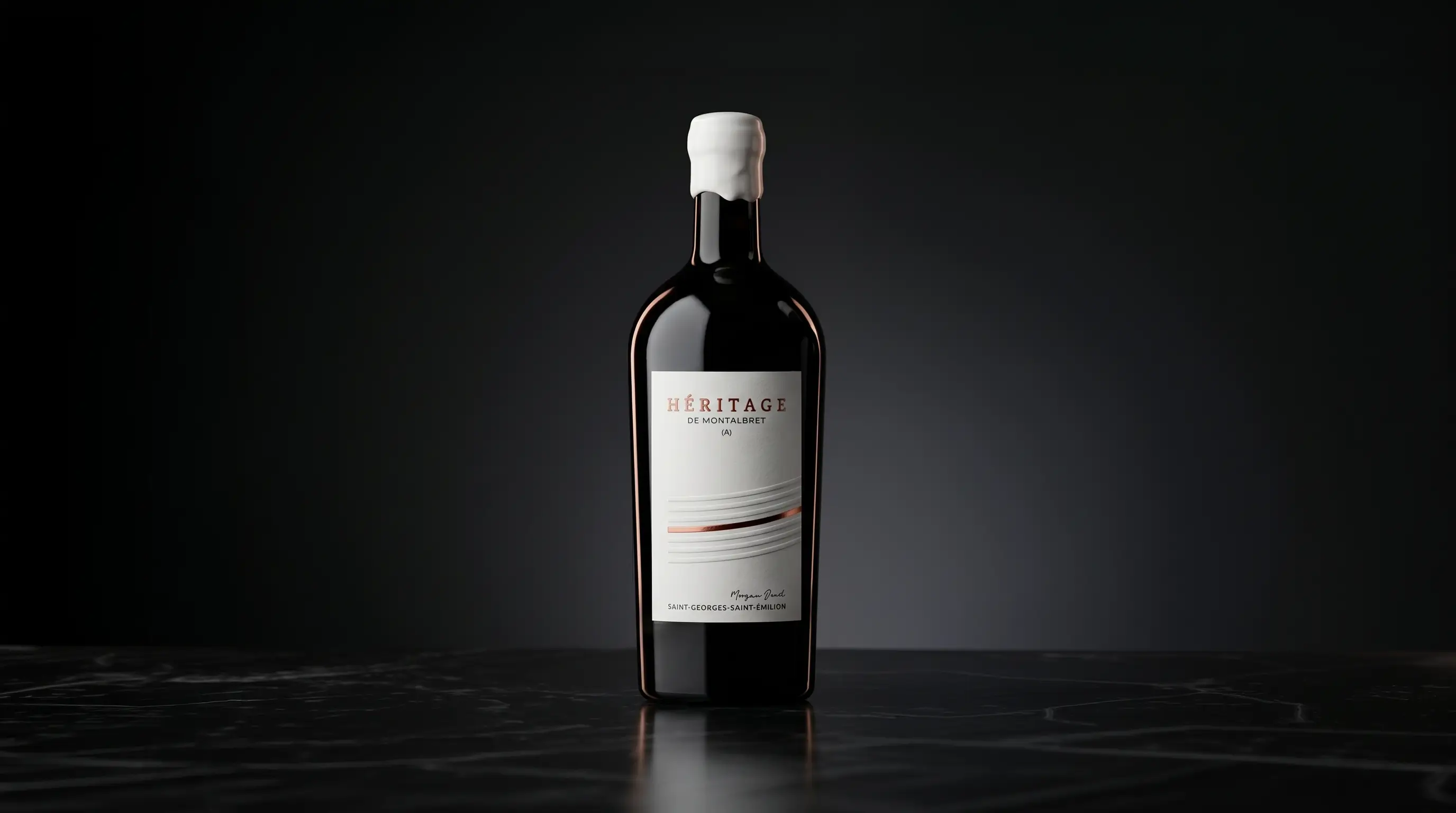 Bouteille de vin au design sobre et luxueux.