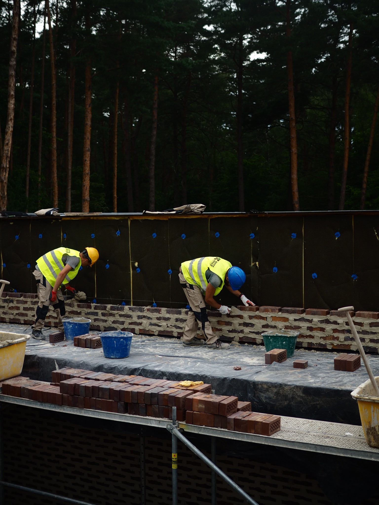 Panorama Starego Miasta w Warszawie z flagą Polski – symbol ogólnopolskich realizacji WhiteBrick