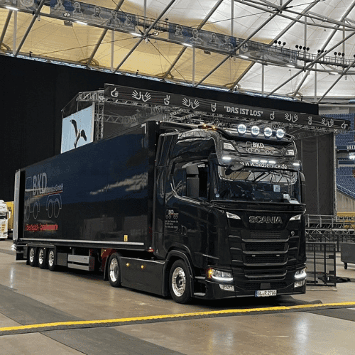 Nahaufnahme der BKD Service GmbH Sattelzugmaschine (Euro 6) für umweltfreundliches Event Trucking.