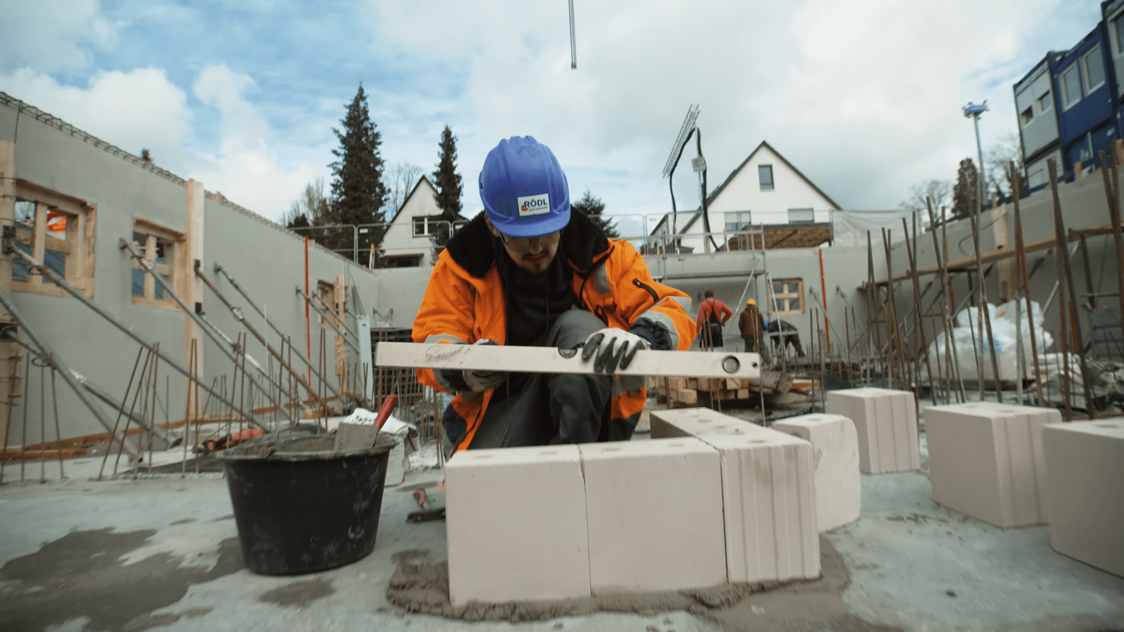 Azubi von RÖDL misst Beton aus im Kinospot Recruiting Videoproduktion Oxygen Pictures