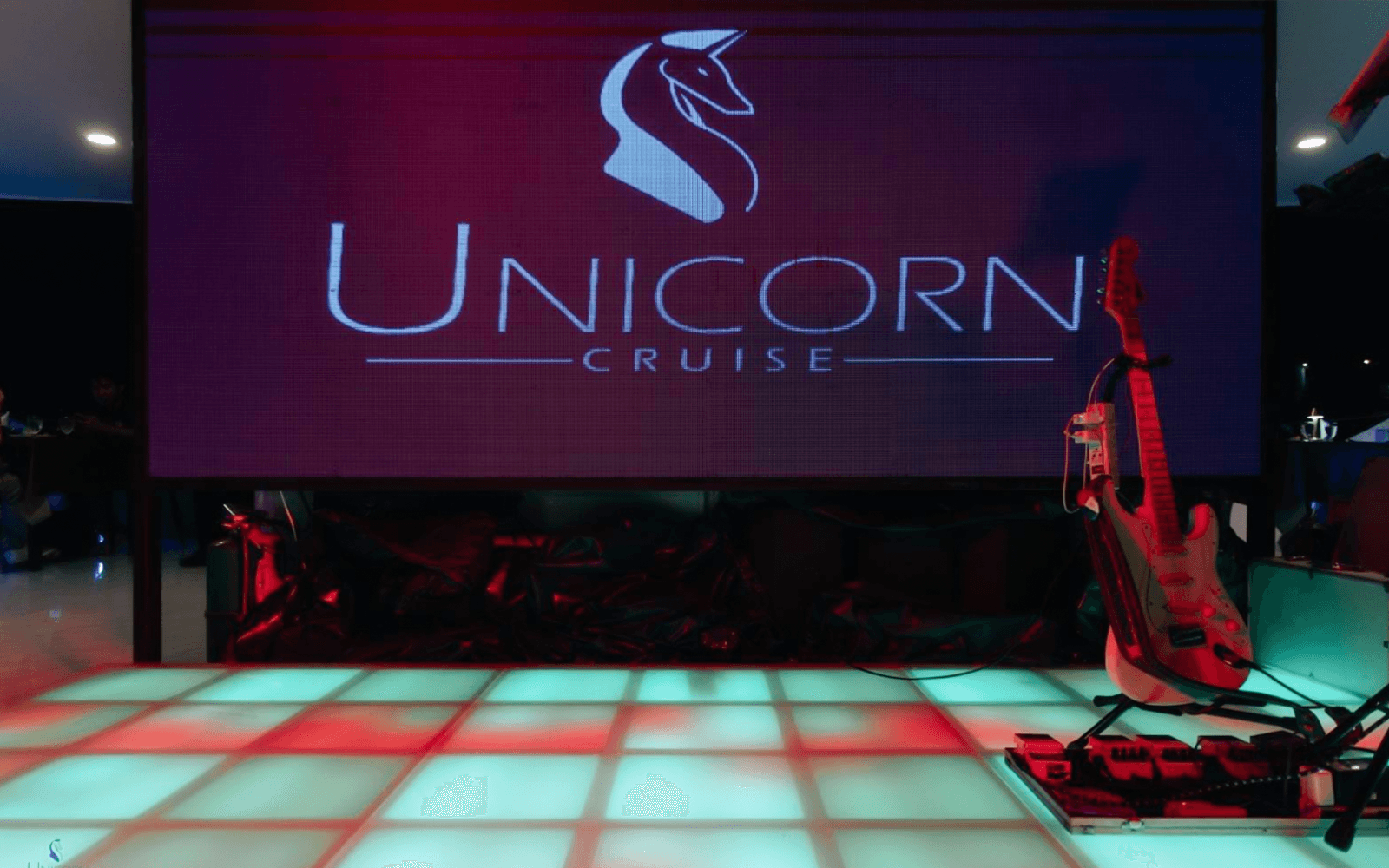 在曼谷的獨角獸晚宴郵輪舞台上有吉他設置。